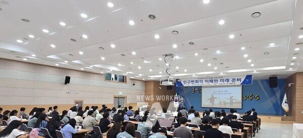 전남 보성군(군수 김철우)은 지난 23일 군청 대회의실에서 ‘2025 보성 미래인구전략 포럼’을 개최하고, 전 공직자들을 대상으로 인구 변화에 대한 실무 교육을 실시했다