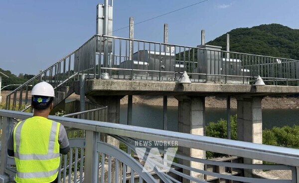한국농어촌공사 직원들이 집중호우에 앞서 저수지 수문 등을 점검하고 있다.