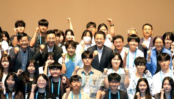 김영록 전라남도지사가 28일 오후 광양 문화예술회관에서 열린 ‘제14회 최수종과 함께하는 전남연기캠프 입소식’에 참석, 연기캠프에 입소한 청소년들과 기념촬영을 하고 있다.