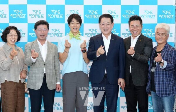 김영록 전라남도지사가 28일 오후 광양 문화예술회관에서 열린 ‘제14회 최수종과 함께하는 전남연기캠프 입소식’에 참석, 주요 내빈과 기념촬영을 하고 있다.