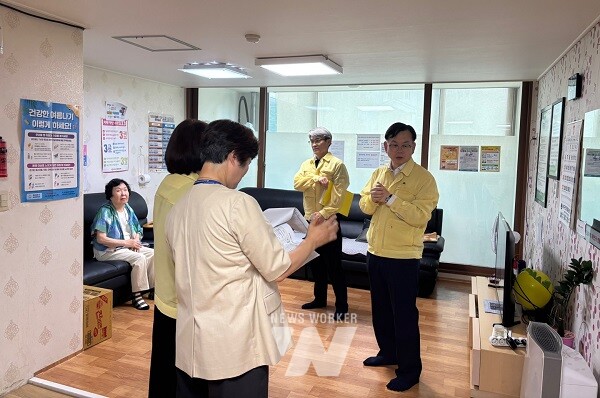 고광완 행정부시장이 28일 농촌지역과 무더위쉼터 운영 실태 현장점검을 실시하고 있다./광주광역시 제공