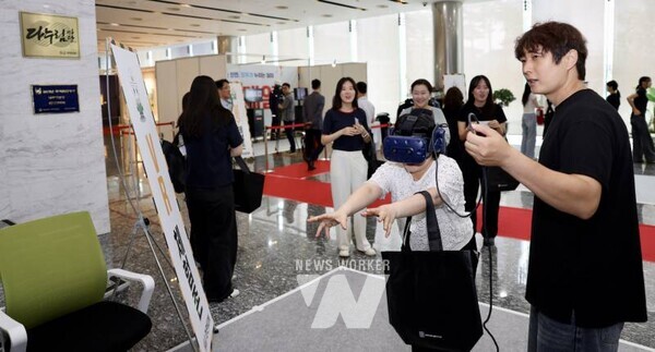 안전 체험존에서 VR로 낙상을 체험하는 시민 방문객