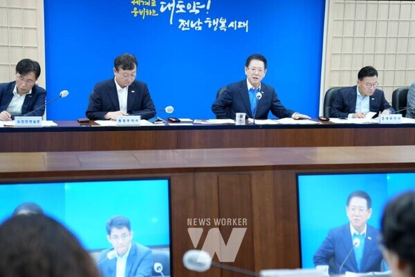 김영록 전라남도지사가 29일 도청 서재필실에서 실국장 정책회의를 주재하고 있다.