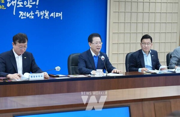 김영록 전라남도지사가 29일 도청 서재필실에서 실국장 정책회의를 주재하고 있다.