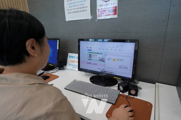 전남 해남군이 민원실을 방문하는 시각장애인을 위해 민원인용 컴퓨터에 음성낭독 프로그램을 설치하고 본격 운영에 들어갔다