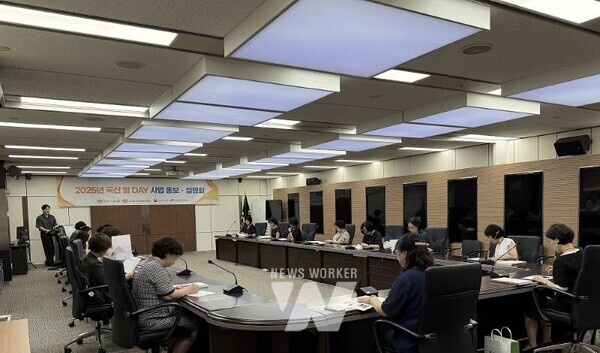 한국농수산식품유통공사(aT, 사장 홍문표)는 지난 25일 서울 aT센터에서 전국 영양사와 급식관계자 20명을 대상으로 ‘국산 밀 데이’ 사업 홍보 설명회를 열었다.