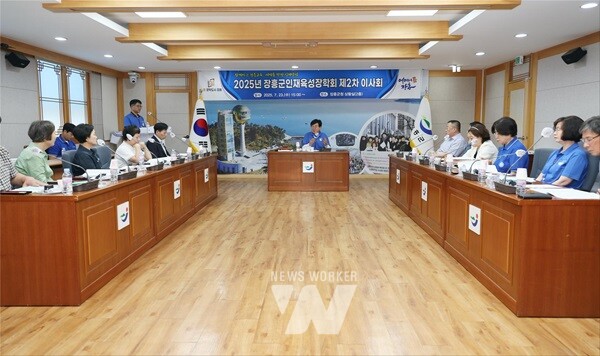 (재)장흥군인재육성장학회(이사장 김성)는 지난 23일 군청 상황실에서 2025년 고등학생 해외비전캠프 추진을 위한 제2차 이사회를 개최했다.