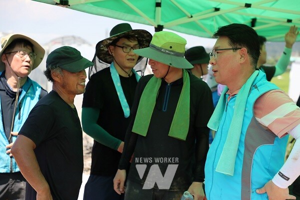 김인중 사장은 피해 농가를 위로하고 복구작업에 앞장섰다