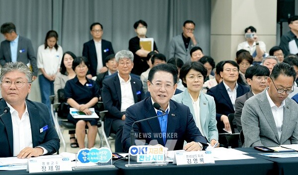 김영록 전라남도지사가 29일 영광군청에서 열린 ‘영광군 정책비전 투어’ 행사에서 인사말을 하고 있다.