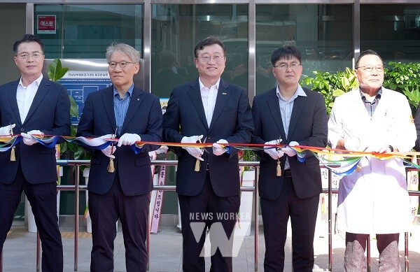 명창환 전라남도 행정부지사가 29일 강진의료원에서 열린 ‘전남남부해바라기센터 개소식’에 참석, 주요내빈들과 테이프 커팅을 하고 있다