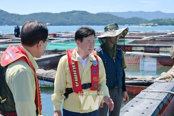 정기명 여수시장이 지난 29일 돌산읍 송도해역의 해상가두리 양식장을 방문해 고수온 대응 상황을 점검했다.