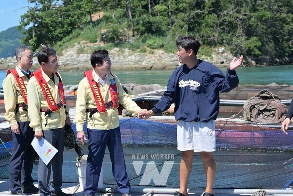 정기명 여수시장이 무더위 속에서 방류 작업을 이어가고 있는 어업인들을 격려하고 애로사항을 청취했다.