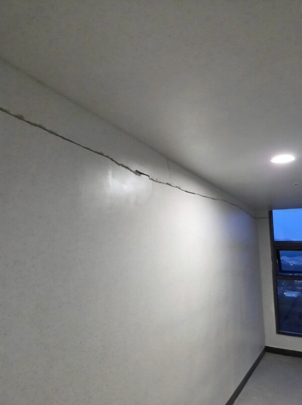 복도 벽에 가로로 금이 간 모습 [사진=온라인커뮤니티]