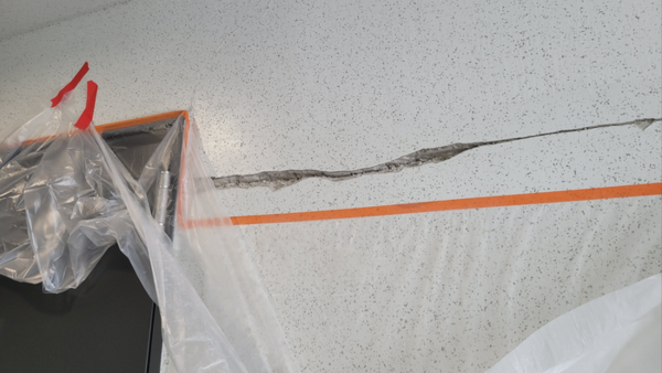 균열 보수 중인 모습 [사진=현대건설]