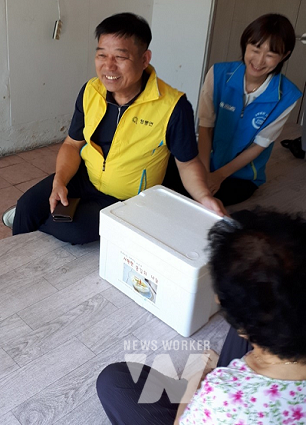 이정석 청풍면장의 물김치 전달