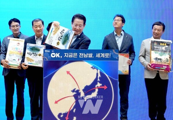 김영록 전라남도지사가 30일 도청 왕인실에서 열린 2025년 전남 10대 고품질 브랜드 쌀 시상식에서 주요 내빈과 10대 브랜드 쌀을 채우는 퍼포먼스를 하고 있다.