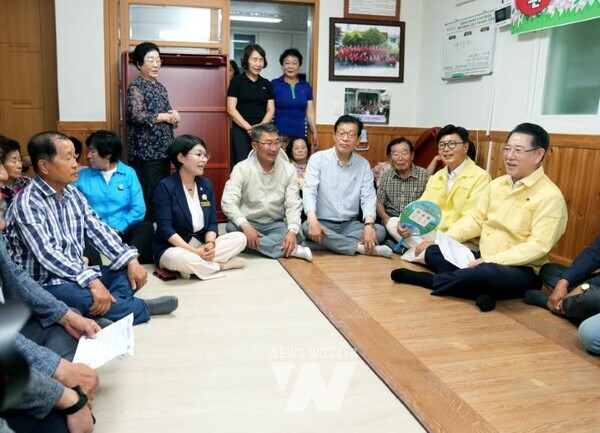 전라남도는 폭염이 지속됨에 따라 재난 상황 시 가장 고통받는 취약계층인 어르신을 위해 도비 100%로 9억 5천여만 원을 긴급 지원했다. 김영록 전남도지사가 지난 7월 4일 전남도 무더위 쉼터로 지정된 보성군 주봉경로당을 방문해 경로당 이용 어르신의 안부를 직접 살피는 모습