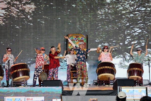 장흥군은 지난 29일 물축제 주무대스서 펼쳐진 제2회 장흥군민회 주관 ‘장흥군 10개 읍면 주민자치센터 프로그램 경연대회’를 성황리에 마쳤다
