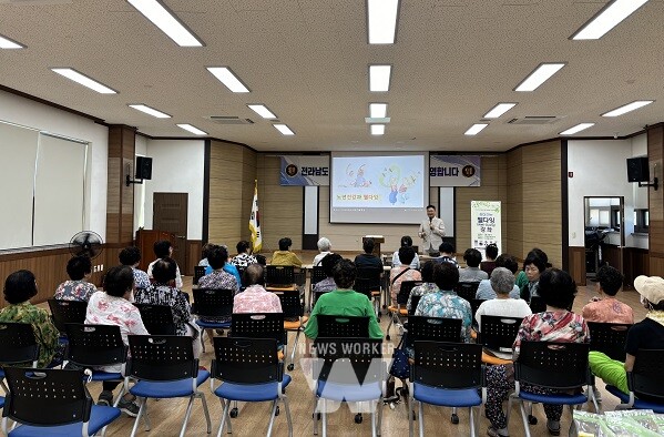 웰다잉 강사들이 능주면복지회관에서 강의하고 있는 모습