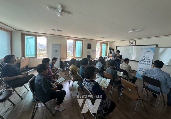 여수시(시장 정기명)가 지난 6월 만흥동 상촌마을회관에서 주민들을 대상으로 농업기술센터 영농기술교육과 연계해 진드기 매개 감염병 예방 교육을 하고 있다.
