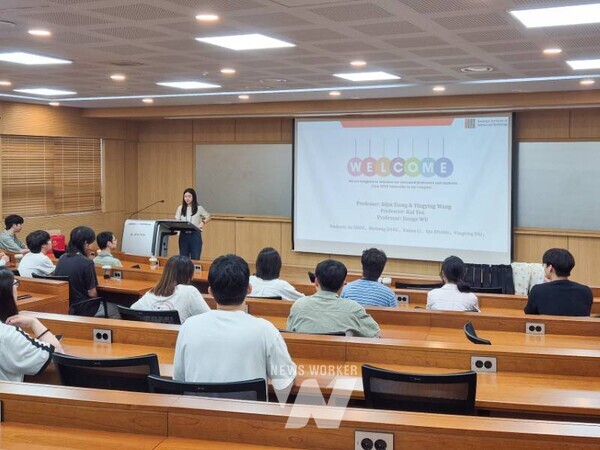 ‘GIST–HUST 학술 교류 프로그램’ 종료 후 GIST와 HUST 양교 교수 및 학생들이 GIST 캠퍼스에서 기념촬영을 하고 있다.[사진2] ‘GIST-HUST 학술 교류 프로그램’에서 GIST 신소재공학과 이은지 교수가 학생들에게 환영 인사를 전하고 있다.