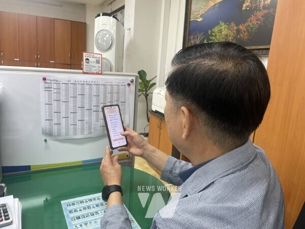 화순군 공직자가 이해충돌 방지법 스티커 QR코드를 연동해 자가진단 체크하는 장면