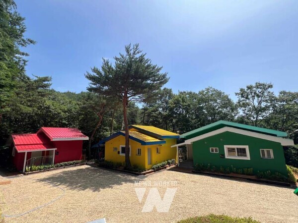전남환경성질횐예방관리센터 전경1-3.보성군, 제암산자연휴양림, 전남권환경성질환예방관리센터 재개장 ‘큰 호응’_제암산자연휴양림 내 리모델링한‘꽃향기의 집’외관1-4.보성군, 제암산자연휴양림, 전남권환경성질환예방관리센터 재개장 ‘큰 호응’_ 업무 및 회의를 할 수 있는 워케이션 공간‘공간,휴’