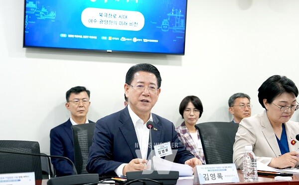 김영록 전라남도지사가 31일 오후 서울 국회의원회관에서 열린 ‘여수·광양항 북극항로 거점항만 구축 정책 세미나’ 행사에서 인사말을 하고 있다.