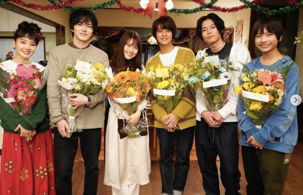 아리무라 카스미(왼쪽에서 세 번째)와 남동생을 연기한 타카하시 카이토(오른쪽에서 세 번째) [사진=드라마 '누나의 연인' 공식 인스타그램]