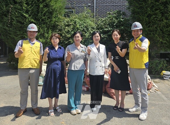 광주광역시의회 교육위원회 명진 위원장이 31일 농성1동 침수 피해 현장을 방문하여 복구 상황을 점검했다.