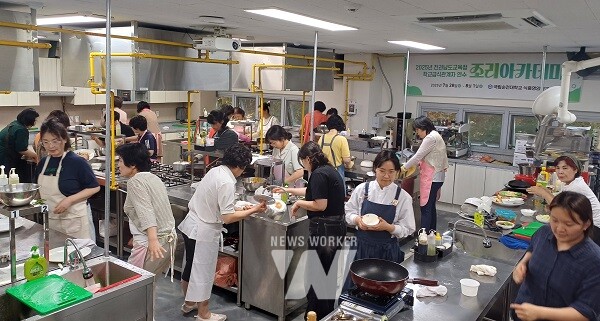 순천대학교에서 ‘2025. 급식관계자 조리아카데미 위탁 연수’가 진행되고 있다.