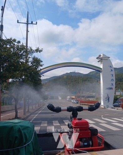 진도군보건소는 여름철 감염병 예방을 위해 연기와 냄새가 없는 친환경 방역소독을 전면 시행한다