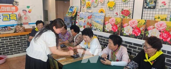 전남 해남군은 정보 소외계층인 어르신들의 디지털 역량 강화를 위해, 2월부터 관내 읍·면 마을회관 및 주민자치센터 등에서 ‘찾아가는 스마트폰 활용 교육’을 실시하고 있다