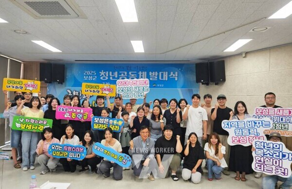 ‘2025년 보성군 청년공동체 발대식’을 하고, 청년이 주도하는 지역 활동의 본격적인 출발을 알렸다.(꽃 브로치_보성군 서형빈 부군수와 보성군 청년공동체)