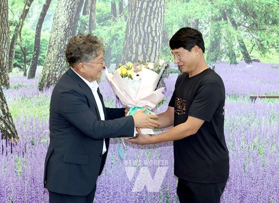 영광군은 인구 53,000명 돌파를 기념해, 53,000번째 전입자에게 꽃다발과 기념품을 전달하며 따뜻한 환영의 인사를 전했다