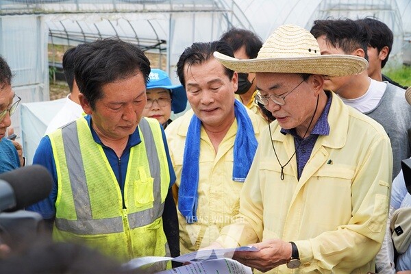 윤병태 나주시장(오른쪽)이 정청래 더불어민주당 대표(왼쪽)에게 신속한 복구와 재발 방지를 위해 특별재난지역 선포 등을 건의하고 있다.