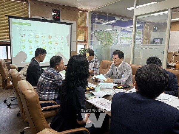 1일 함평군청 군수실에서 실시 된 착수보고회 모습- 이상익 함평군수 : 회색정장