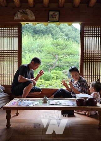 관광객들이 ‘반값여행’을 통해 강진군을 방문, 여가를 즐기고 있다.