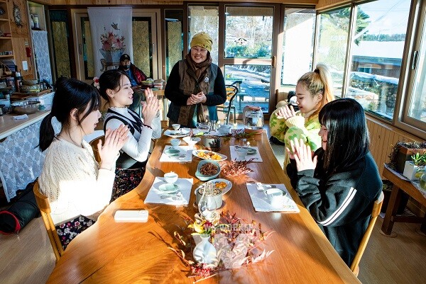 관광객들이 ‘반값여행’을 통해 강진군을 방문, 여가를 즐기고 있다.