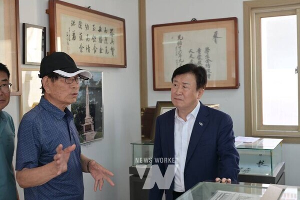 정기명 여수시장이 지난 1일 삼산면 서도경로당을 찾아 섬 지역 어르신들을 위문하고 생활 속 불편 사항을 청취하는 현장 소통을 진행했다.