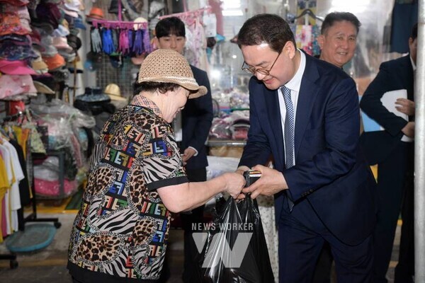 김영문 문화경제부시장, 남광주시장 방문김영문 광주광역시 문화경제부시장이 4일 오전 남광주시장을 방문해 상인들의 애로 및 건의사항을 청취하고 있다. /광주광역시 제공