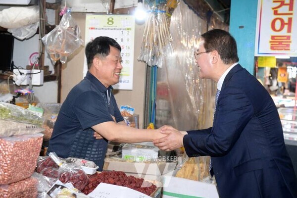 김영문 문화경제부시장, 남광주시장 방문김영문 광주광역시 문화경제부시장이 4일 오전 남광주시장을 방문해 상인들의 애로 및 건의사항을 청취하고 있다. /광주광역시 제공