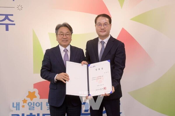 강기정 광주광역시장이 4일 오전 시청 접견실에서 김영문 문화경제부시장에게 임용장을 수여한 후 기념촬영을 하고 있다. /광주광역시 제공