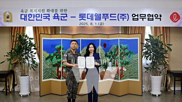 여명랑 롯데웰푸드 푸드사업부장(오른쪽), 김진익 육군본부 인사참모부장(왼쪽)이 업무협약 체결 후 기념사진을 촬영하고 있다.