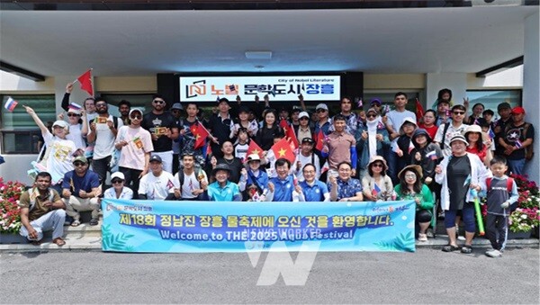 지난달 26일 “제18회 정남진장흥 물축제”에 방문한 외국인 주민을 장흥군청 광장에서 김 성 군수는 환영했다.