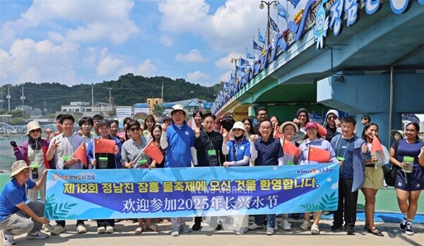 지난 2일 “제18회 정남진장흥 물축제”에 방문한 중국 유학생을 축제장에서 김 성 군수는 환영하였다.