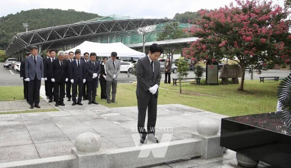 김대중 전라남도교육감과 교육청 관계자들이 4일 여순항쟁탑을 찾아 묵념을 올리고 있다.