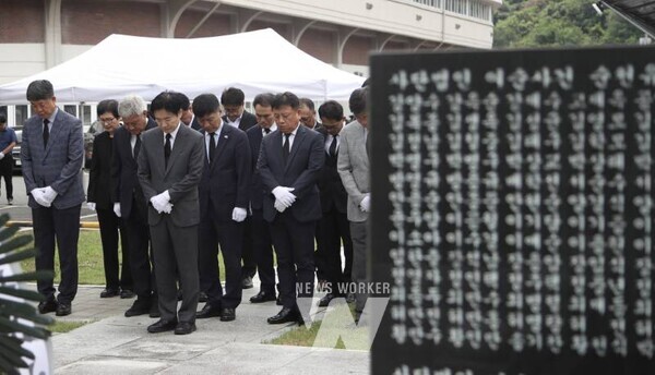 김대중 전라남도교육감과 교육청 관계자들이 4일 여순항쟁탑을 찾아 묵념을 올리고 있다.