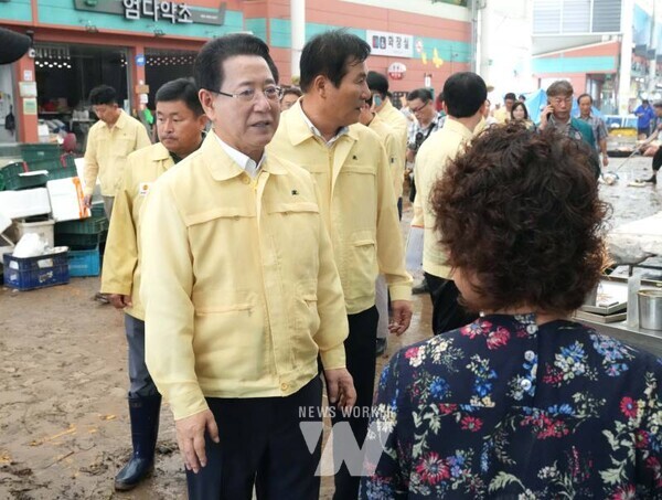 김영록 전라남도지사가 4일 오전 극한호우가 쏟아진 함평군 천지전통시장 피해 현장을 방문, 피해 현황을 청취하고 신속한 복구 대책을 당부하고 있다.
