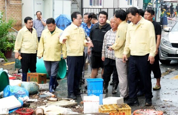 김영록 전라남도지사가 4일 오전 극한호우가 쏟아진 함평군 천지전통시장 피해 현장을 방문, 피해 현황을 청취하고 신속한 복구 대책을 당부하고 있다.(호우 피해 조사 및 응급복구 대책회의)김영록 전라남도지사가 4일 도청 재난종합상황실에서 실국장들이 참석한 가운데 '호우 피해 조사 및 응급복구 대책회의'를 주재하고 있다